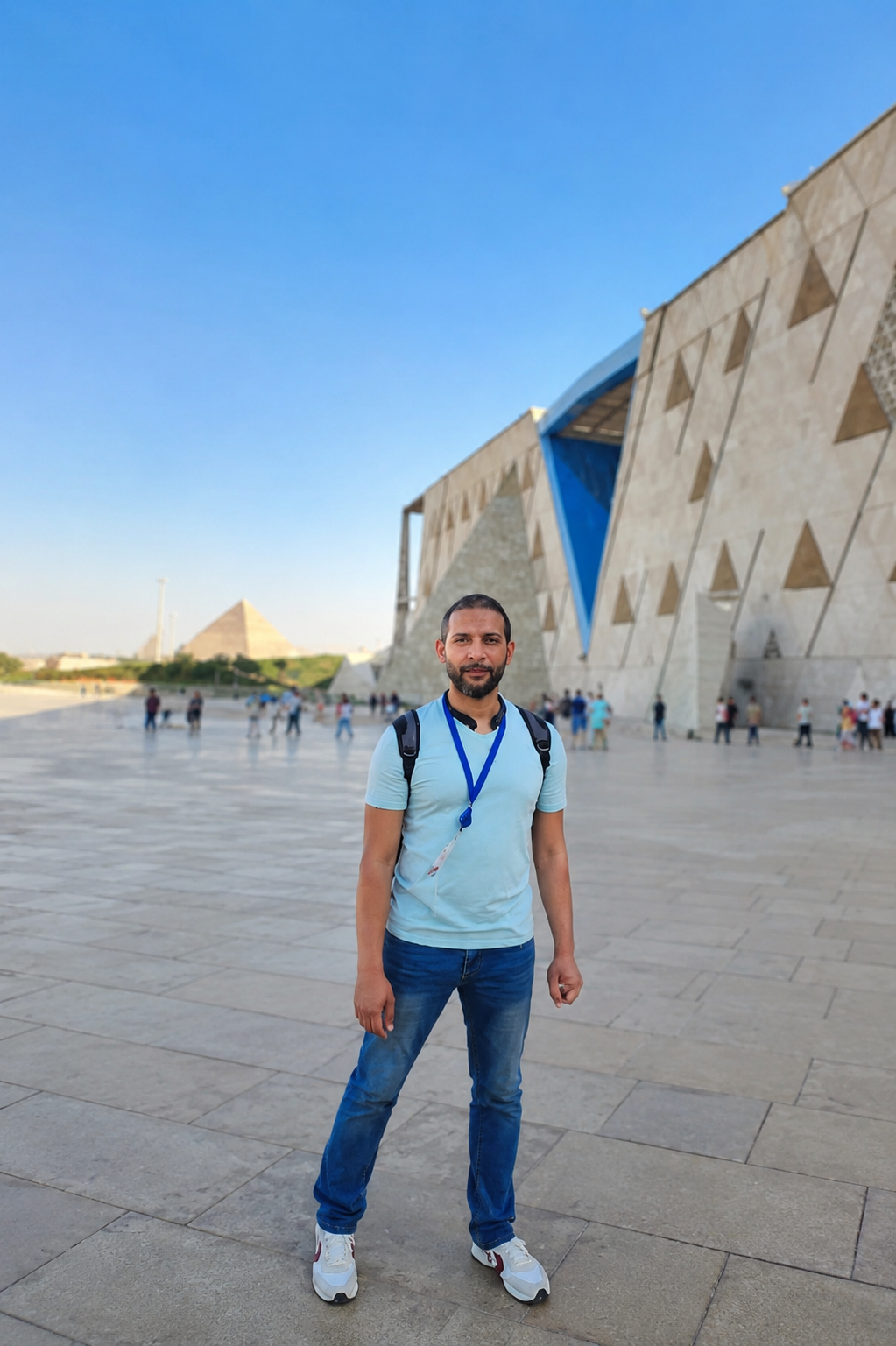 Adam Khanger, guia da equipe Guia Viagem Egito, no Cairo próximo às Pirâmides de Gizé