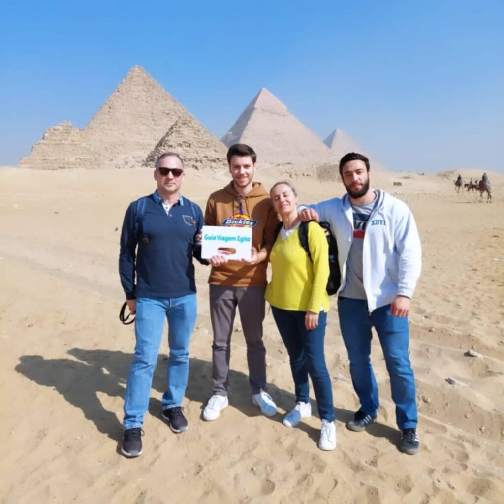 Turistas visitando as Pirâmides de Gizé e Saqqara, Egito, acompanhados de guia em português. Contato WhatsApp: +20 120 412 8282 – Guia Viagem Egito