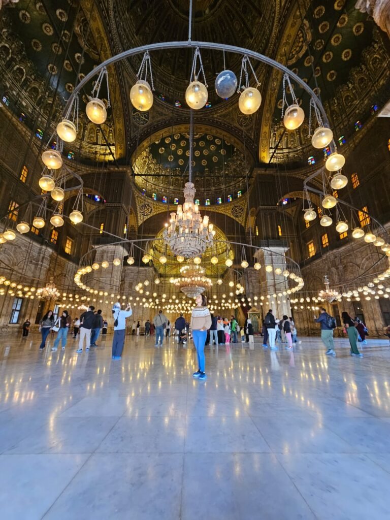 Turistas visitando a famosa Mesquita do Cairo, Egito, acompanhados de guia em português. Contato WhatsApp: +20 120 412 8282 – Guia Viagem Egito.