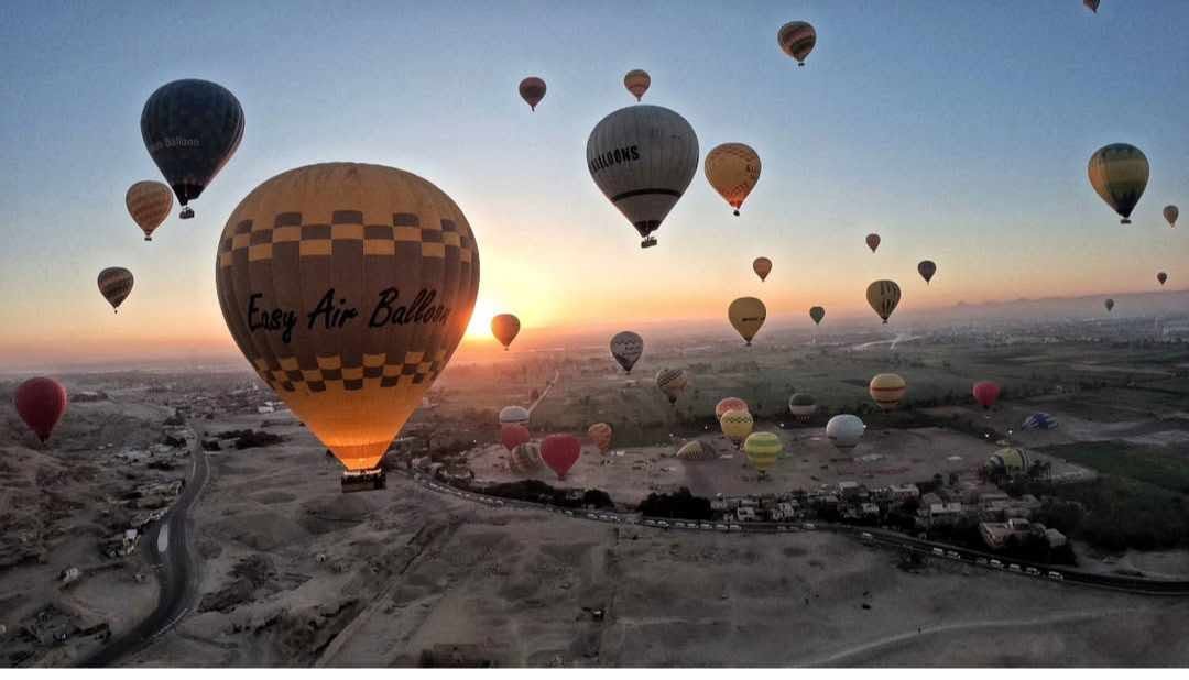 Voar de balao e luxor de madrugada para curtir o nascer de sol