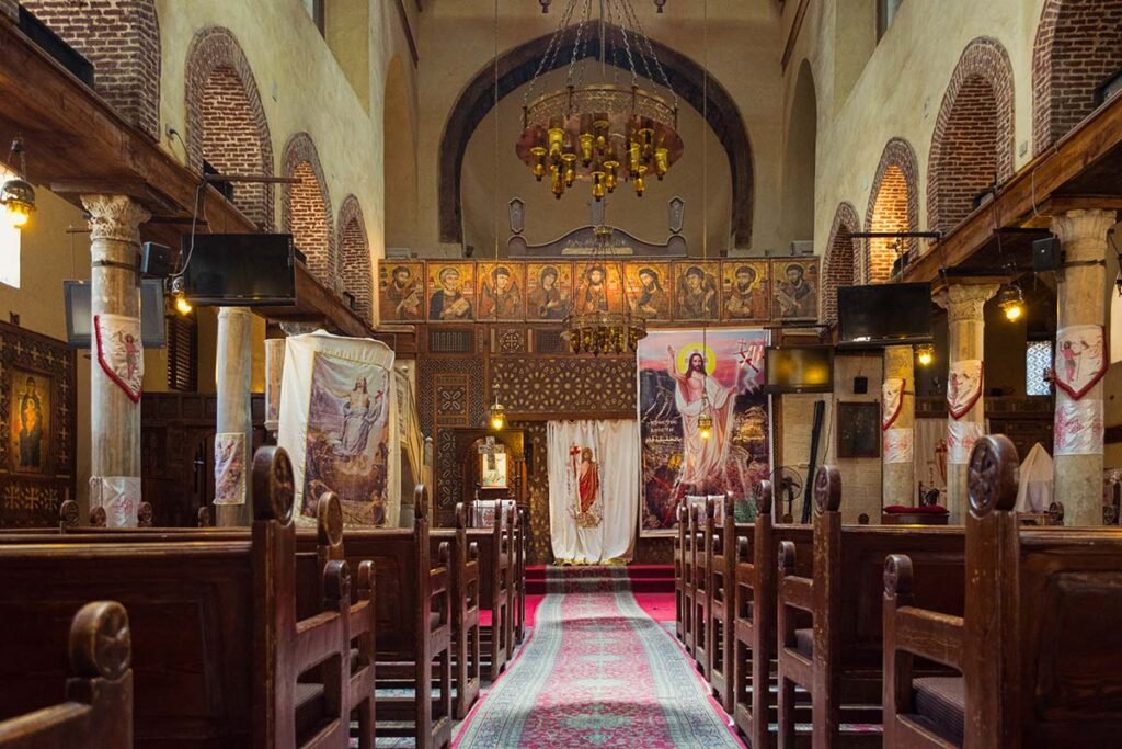 Visita à Igreja da Sagrada Família, no Bairro Copta do Cairo, local histórico onde a Sagrada Família se refugiou durante sua estada no Egito – tour com Guia Viagem Egito.
