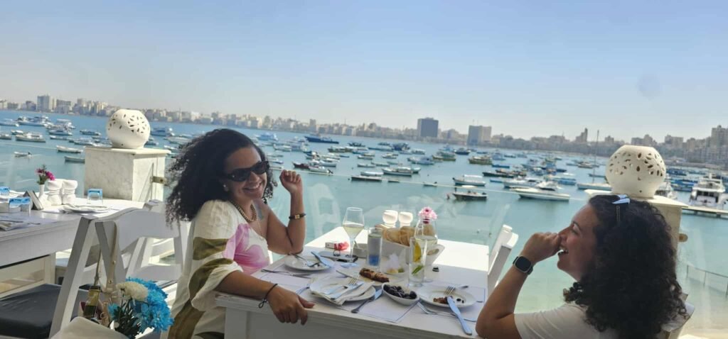 Tour em Alexandria com Guia Viagem Egito: visitas às Catacumbas de Kom el-Shoqafa, Anfiteatro Romano, Biblioteca de Alexandria e Forte de Qaitbay, à beira do Mediterrâneo.