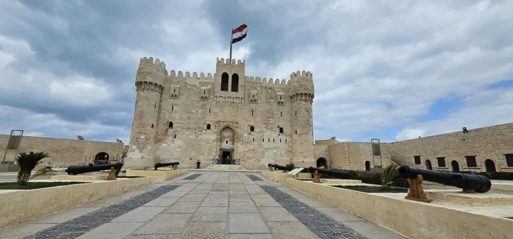 Passeios em Alexandria com guia turístico, visitando atrações como a Coluna de Pompeu, a Biblioteca de Alexandria e a Fortaleza de Qaitbay. Para reservas: +201204128282