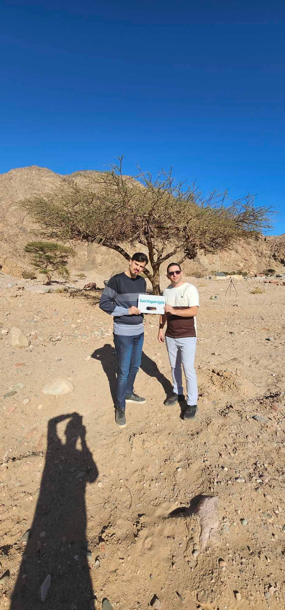 Subida ao Monte Sinai no Egito com guia local, peregrinos caminhando ao amanhecer entre montanhas sagradas, cenário espiritual e histórico. Para reservas: +201204128282