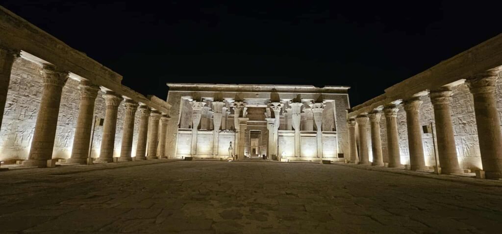 Tour guiado em português no Templo de Edfu dedicado ao deus Hórus