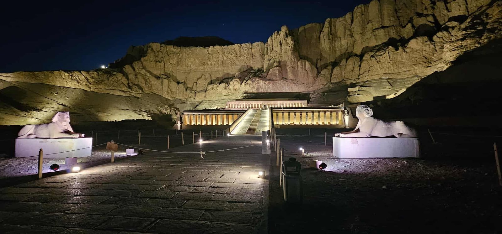 Templo de Hatshepsut ao nascer do sol com turistas explorando o local histórico no Egito com guia local Ahmed Sabry