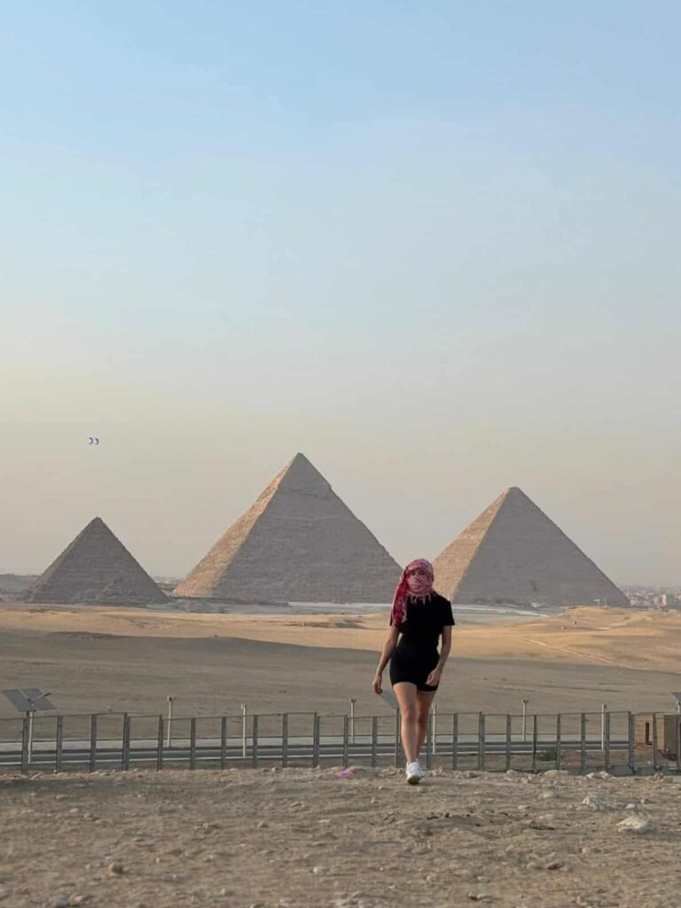 Mulher viajando sozinha descobrindo o Cairo com guia que fala português