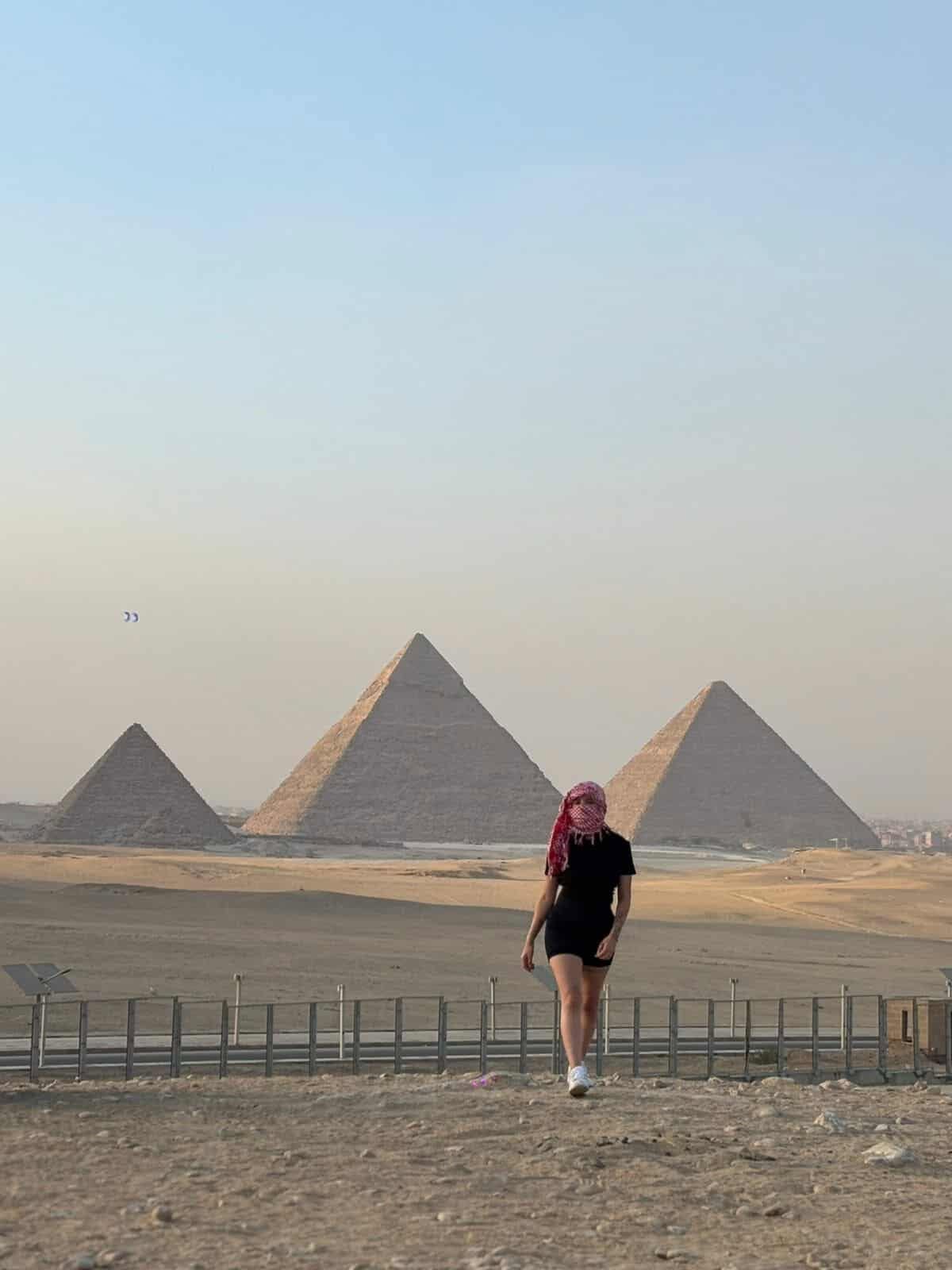 Mulher viajando sozinha descobrindo o Cairo com guia que fala português