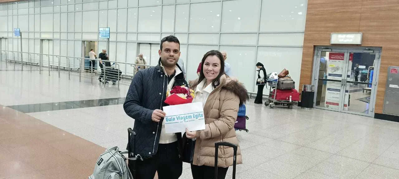 Assistência no Aeroporto Internacional do Cairo com recepção personalizada pela equipe da Guia Viagem Egito, incluindo suporte na imigração e traslado com guia em português.