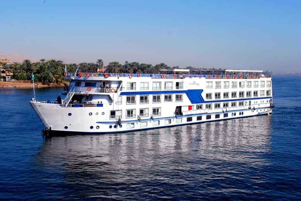 Crucero por el río Nilo en Egipto, parte de un paquete turístico que incluye visitas a templos antiguos, alojamiento a bordo y guía en español. Para reservas: +201204128282