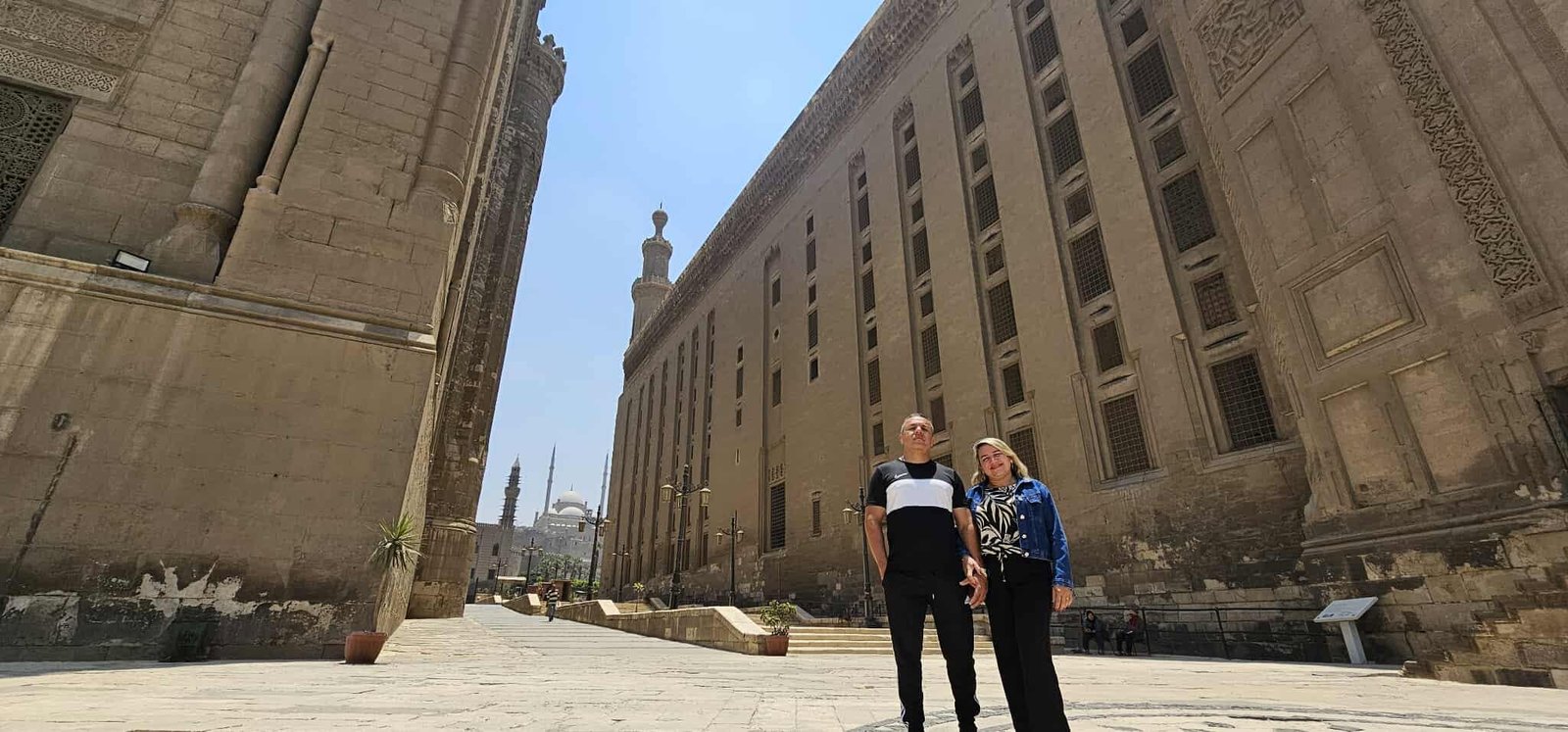 Mesquita do Sultão Hassan no Cairo, exemplo impressionante da arquitetura mameluca, com minaretes altos, pátio interno e detalhes islâmicos finos. Para reservas: +201204128282