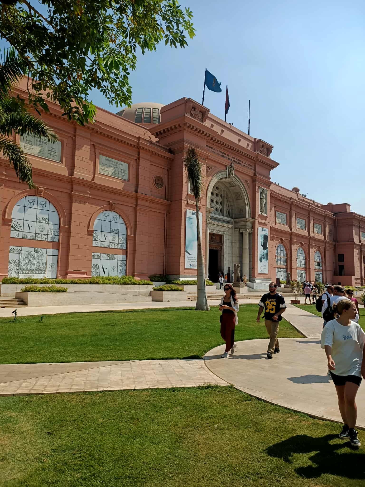 Tour guiado no Museu Egípcio do Cairo com explicações em português, explorando múmias reais, estátuas faraônicas e os tesouros de Tutancâmon.