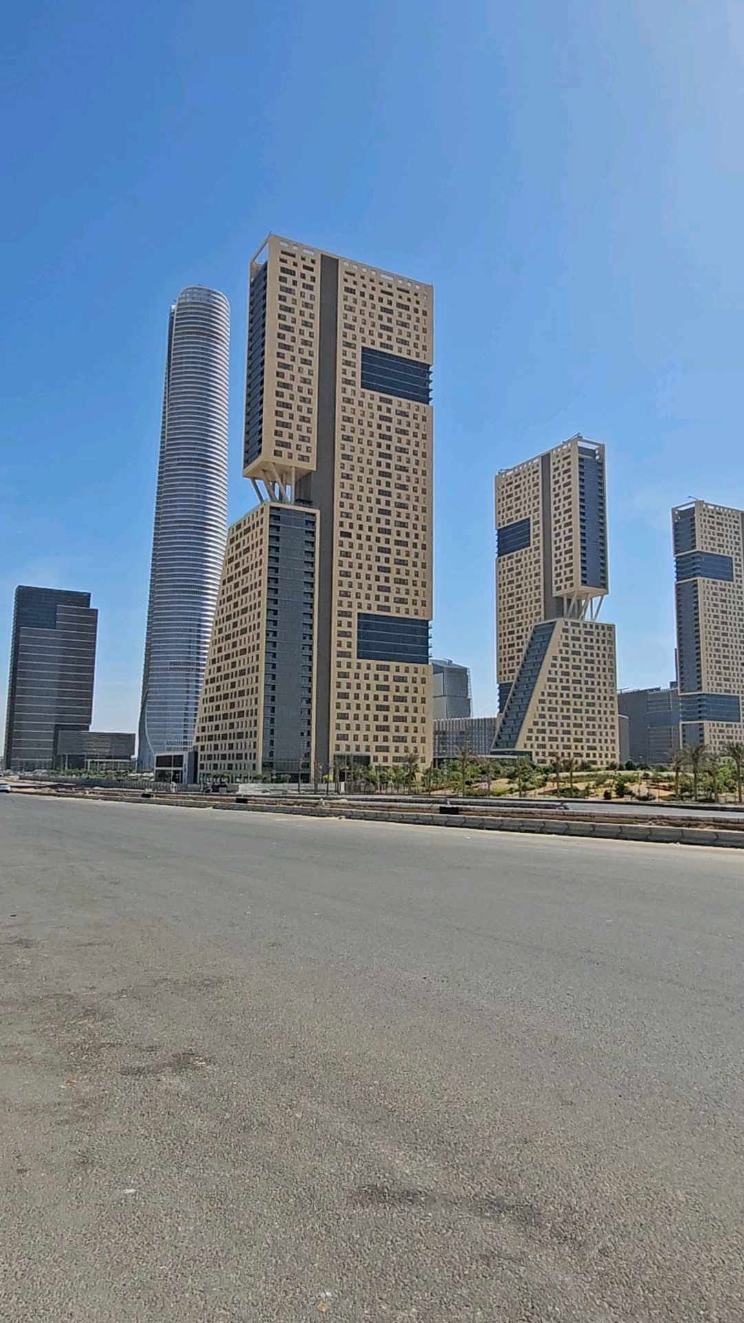 Vista panorámica de la Nueva Capital Administrativa de Egipto, con rascacielos modernos, amplias avenidas y edificios gubernamentales, símbolo del desarrollo urbano del país. tour con guia en espanol +201060174868