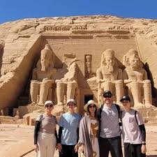 Turistas admirando as estátuas gigantes de Ramsés II no Templo de Abu Simbel, no sul do Egito"
