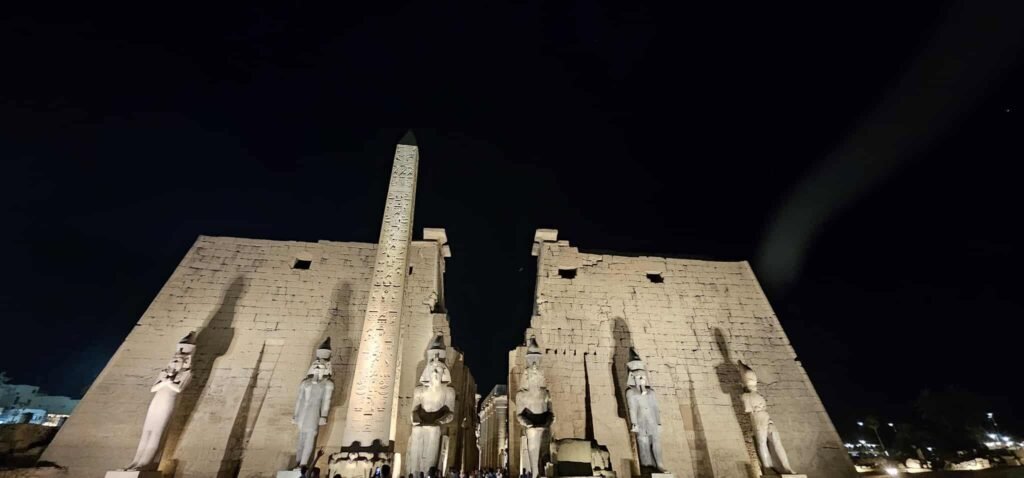 Visita cultural ao Templo de Luxor com acompanhamento de guia profissional em português Guia local Ahmed Sabry +201204128282