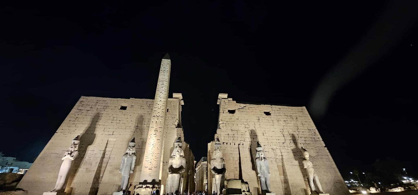 Visita cultural ao Templo de Luxor com acompanhamento de guia profissional em português Guia local Ahmed Sabry +201204128282