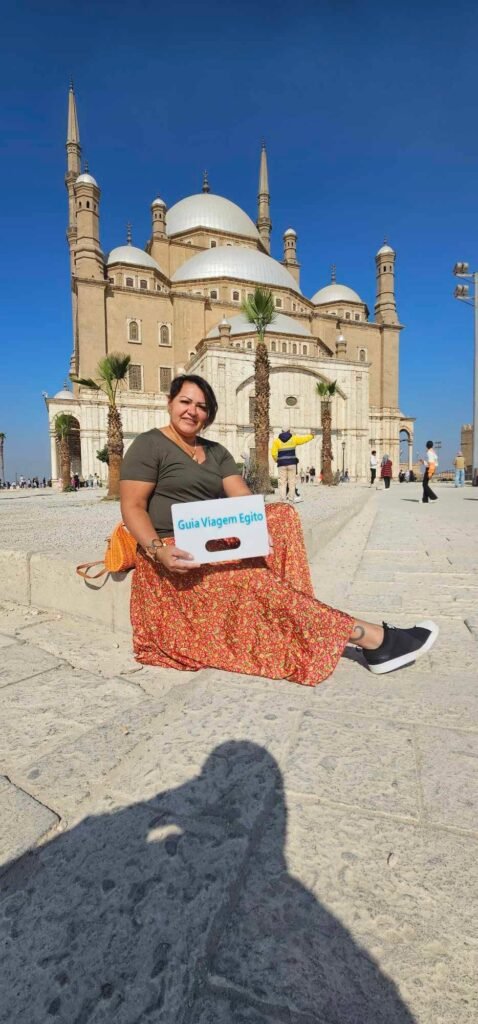 Turistas visitando a Mesquita de Alabastro no Cairo, Egito, acompanhados de guia em português. Contato WhatsApp: +20 120 412 8282 – Guia Viagem Egito