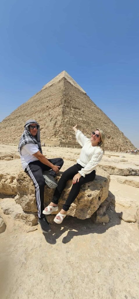 Turistas visitando as Pirâmides de Gizé em tour guiado com explicações históricas no Egito guia local Ahmed Sabry +201204128282