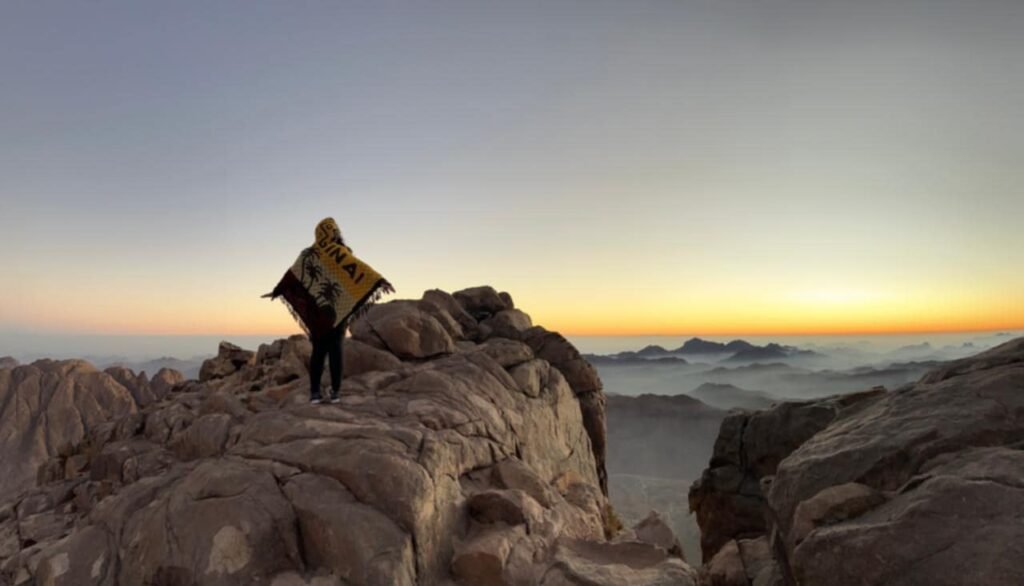 Passeio de aventura ao Monte Sinai com a equipe Guia Viagem Egito, acompanhado por guia em português, explorando a trilha histórica e a vista panorâmica do deserto