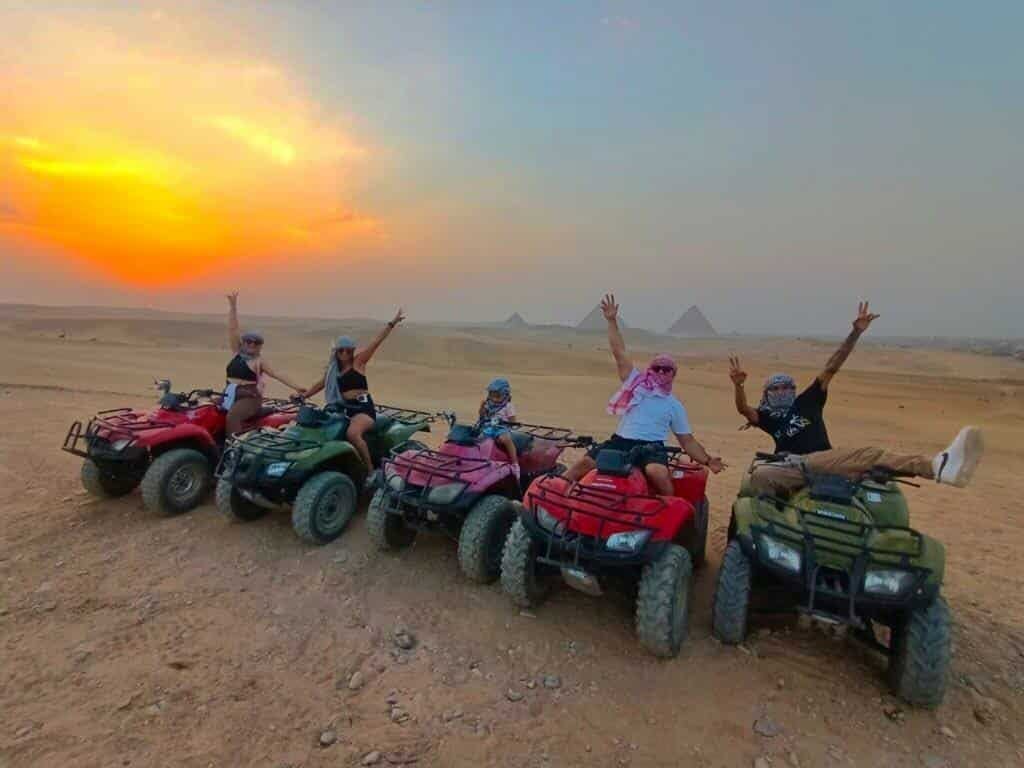 Passeio de quadriciclo no deserto com vista das Pirâmides de Gizé ao pôr do sol reserva com Guia Viagem Egito +201204128282