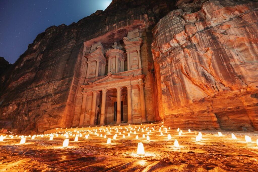 Turistas visitando Petra, Jordânia, em passeio saindo de Sharm el-Sheikh, acompanhados de guia em português. Contato WhatsApp: +20 120 412 8282 – Guia Viagem Egito