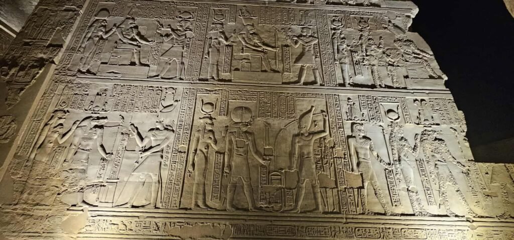 Templo de Kom Ombo no Egito, dedicado aos deuses Sobek e Haroeris, com colunas e relevos ptolemaicos