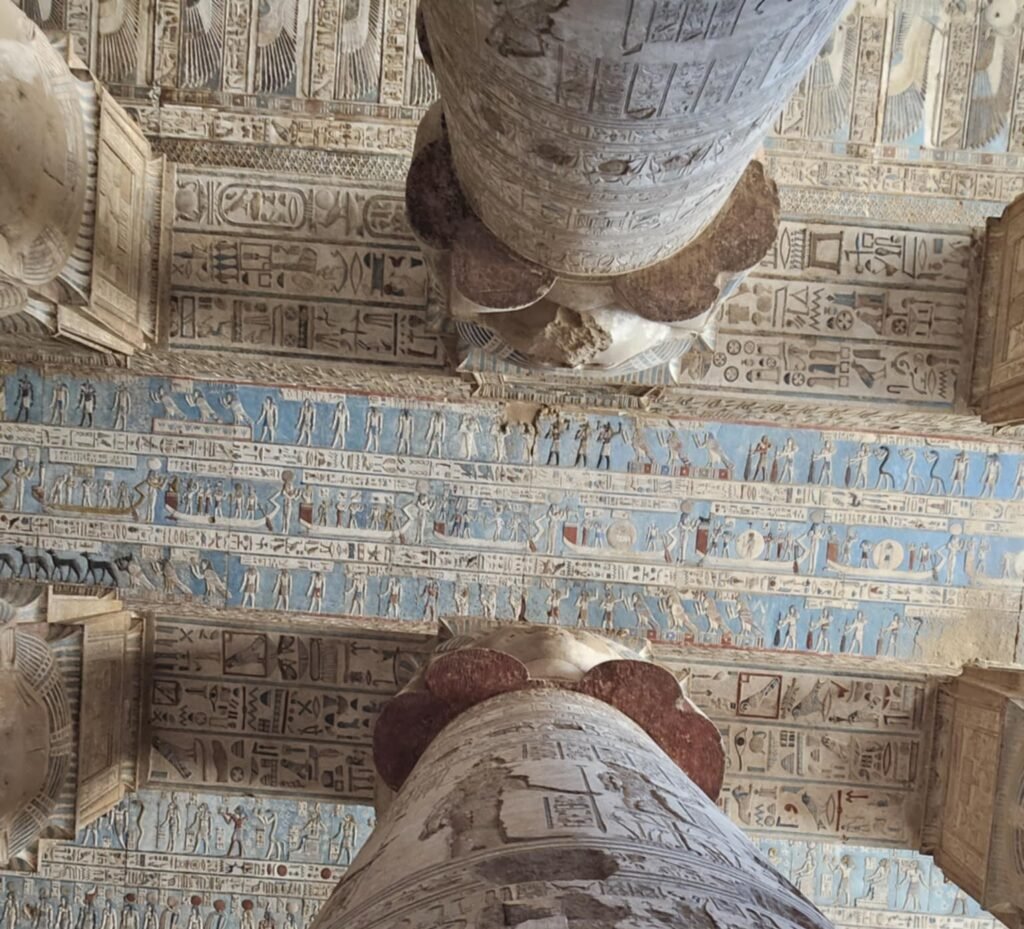 Templo de Hathor em Dendera, Egito – fachada com colunas decoradas e símbolos sagrados ligados ao quinto chakra e à deusa Hathor.