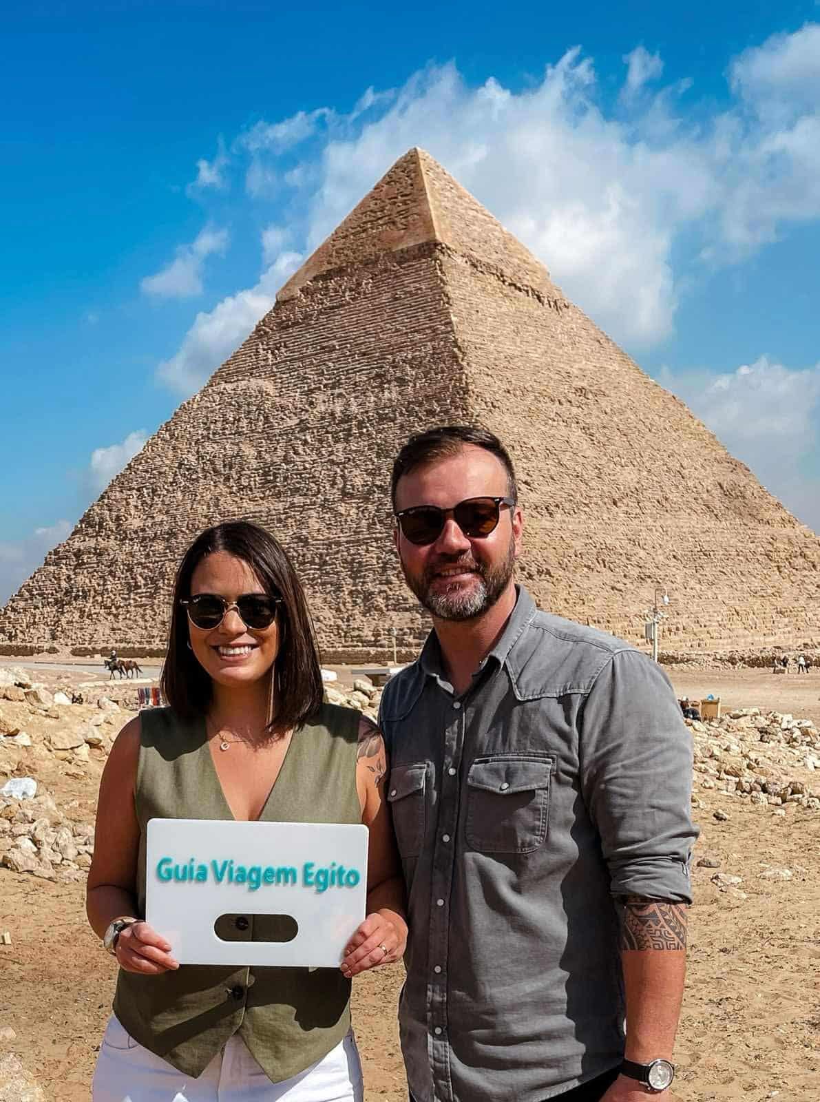 Turistas em passeio low cost nas Pirâmides e Esfinge com guia no Egito