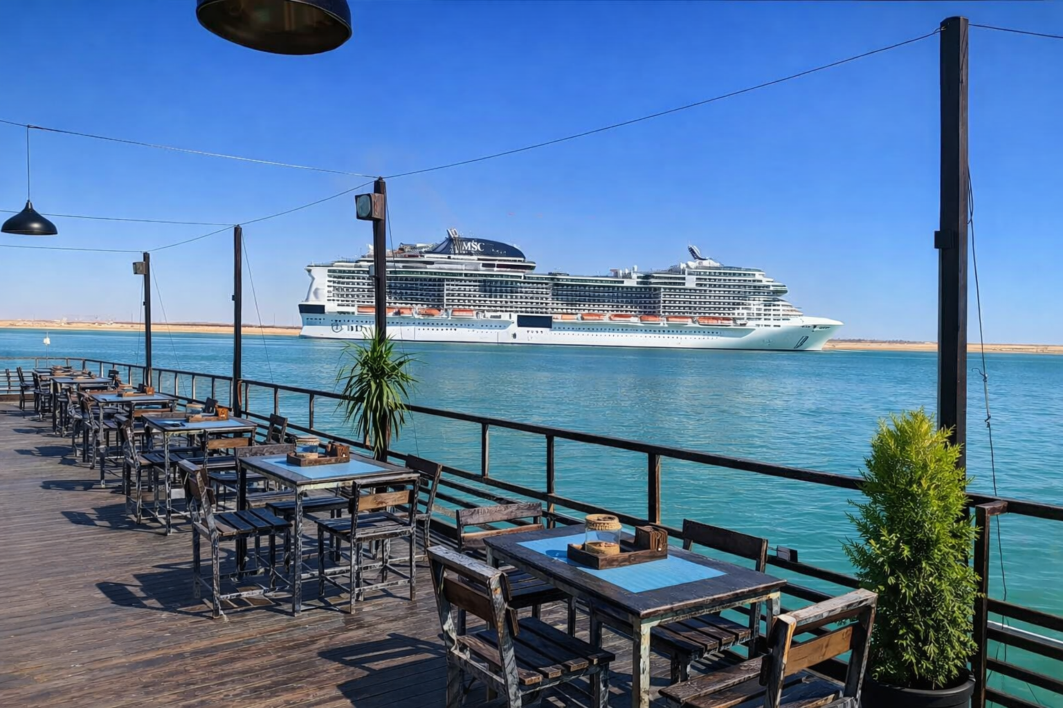 Tour Canal de Suez – Dia completo de experiência saindo do Cairo. Observe os maiores navios cargueiros do mundo desde restaurante à margem do canal, com conforto e guia