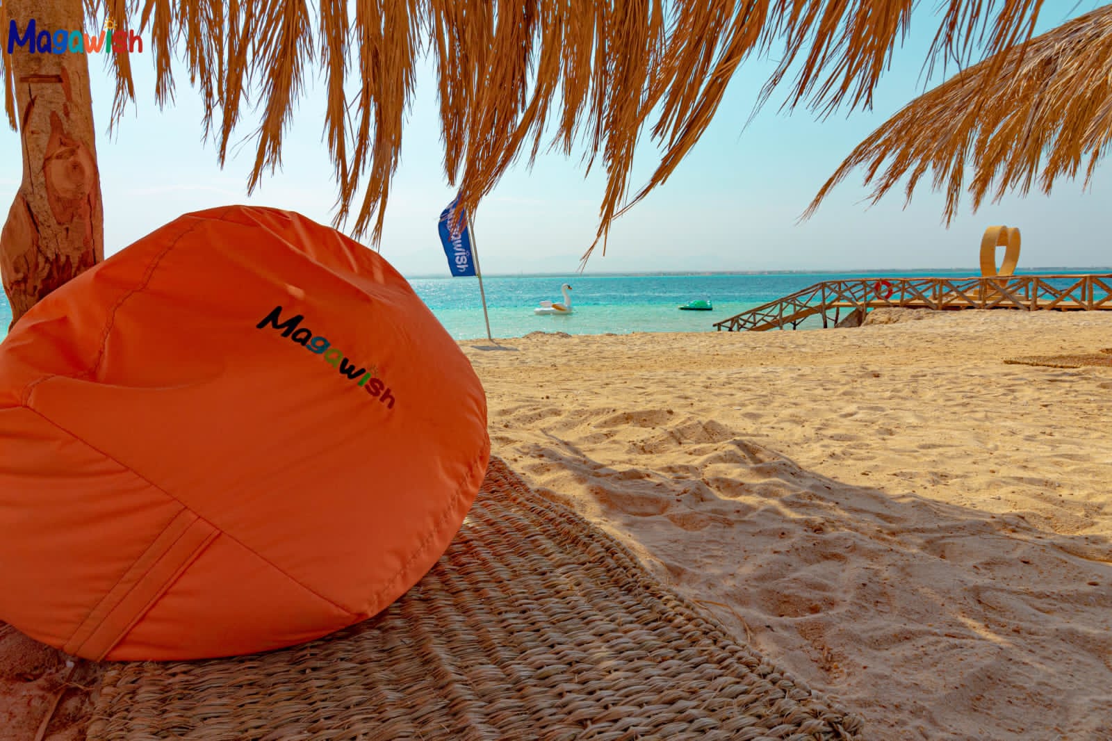 Submarino turístico em Hurghada observando peixes coloridos e corais no Mar Vermelho
