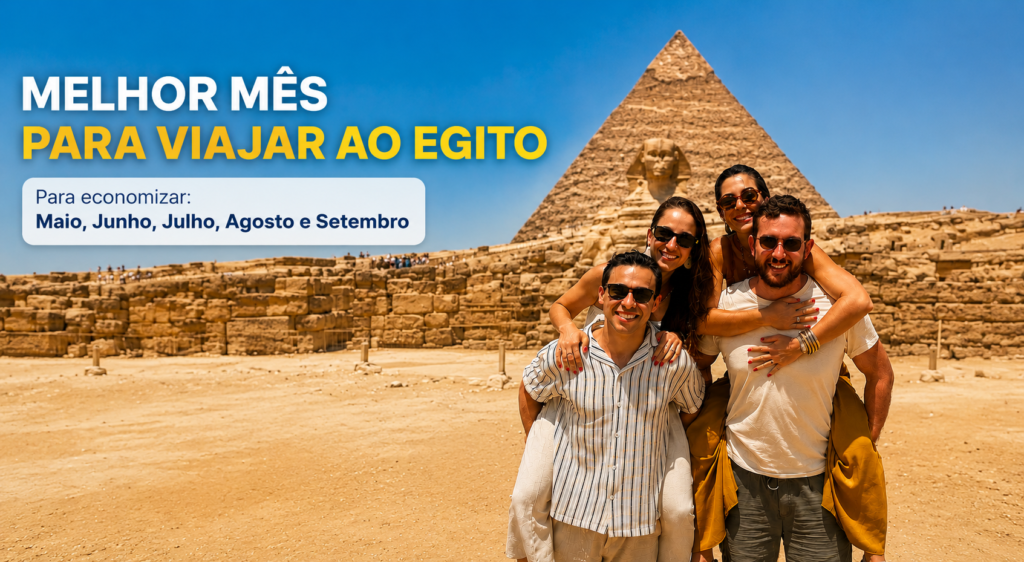 Turistas visitando as Pirâmides de Gizé durante o verão no Egito aproveitando a baixa temporada e promoções de viagem.