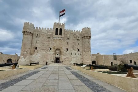Passeios em Alexandria com guia turístico, visitando atrações como a Coluna de Pompeu, a Biblioteca de Alexandria e a Fortaleza de Qaitbay. Para reservas: +201204128282