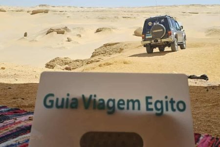 Safari completo en el desierto de Faium con guía en español, explorando las dunas, el Lago Mágico de Cleopatra, las cataratas de Wadi El-Rayan y formaciones rocosas del Valle de las Ballenas.