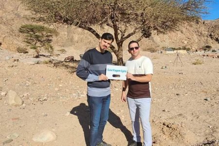 Subida ao Monte Sinai no Egito com guia local, peregrinos caminhando ao amanhecer entre montanhas sagradas, cenário espiritual e histórico. Para reservas: +201204128282