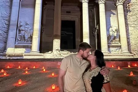 Passeio a Petra na Jordânia saindo do Egito com Guia em Português – Guia Viagem Egito. Experiência completa com acompanhamento profissional, conforto e assistência personalizada. Contato WhatsApp +201204128282