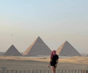 Mulher viajando sozinha descobrindo o Cairo com guia que fala português