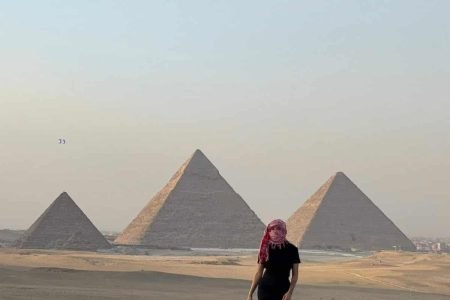 Mulher viajando sozinha descobrindo o Cairo com guia que fala português