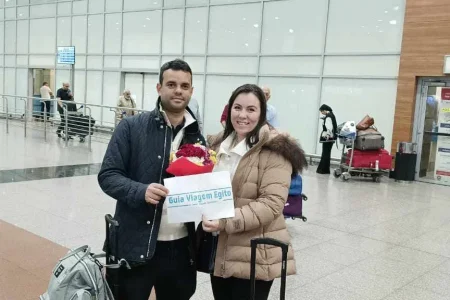Assistência no Aeroporto Internacional do Cairo com recepção personalizada pela equipe da Guia Viagem Egito, incluindo suporte na imigração e traslado com guia em português.