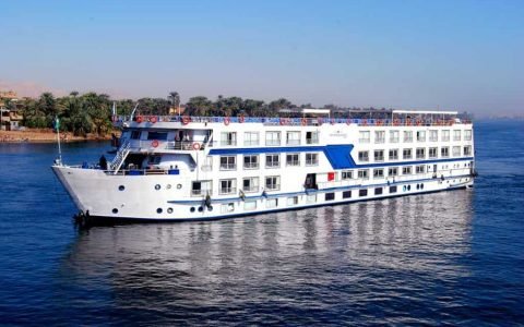 Crucero por el río Nilo en Egipto, parte de un paquete turístico que incluye visitas a templos antiguos, alojamiento a bordo y guía en español. Para reservas: +201204128282