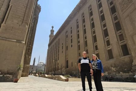 Mesquita do Sultão Hassan no Cairo, exemplo impressionante da arquitetura mameluca, com minaretes altos, pátio interno e detalhes islâmicos finos. Para reservas: +201204128282