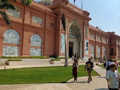 Tour guiado no Museu Egípcio do Cairo com explicações em português, explorando múmias reais, estátuas faraônicas e os tesouros de Tutancâmon.