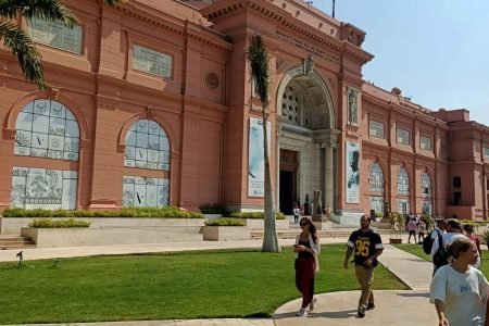 Tour guiado no Museu Egípcio do Cairo com explicações em português, explorando múmias reais, estátuas faraônicas e os tesouros de Tutancâmon.