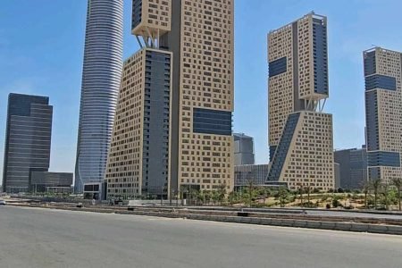 Vista panorámica de la Nueva Capital Administrativa de Egipto, con rascacielos modernos, amplias avenidas y edificios gubernamentales, símbolo del desarrollo urbano del país. tour con guia en espanol +201060174868