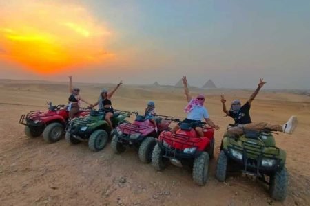 Passeio de quadriciclo no deserto com vista das Pirâmides de Gizé ao pôr do sol reserva com Guia Viagem Egito +201204128282