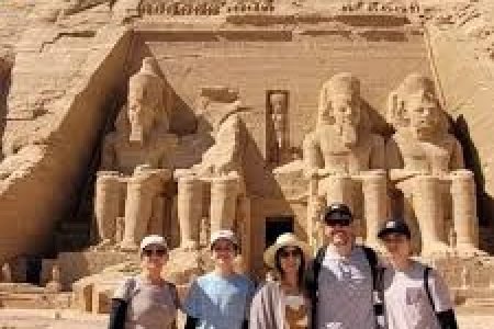 Turistas admirando as estátuas gigantes de Ramsés II no Templo de Abu Simbel, no sul do Egito"