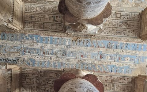 Templo de Hathor em Dendera, Egito – fachada com colunas decoradas e símbolos sagrados ligados ao quinto chakra e à deusa Hathor.