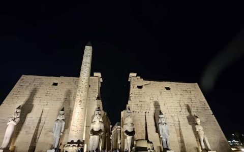 Visita cultural ao Templo de Luxor com acompanhamento de guia profissional em português Guia local Ahmed Sabry +201204128282