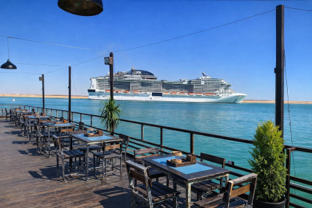 Tour Canal de Suez – Dia completo de experiência saindo do Cairo. Observe os maiores navios cargueiros do mundo desde restaurante à margem do canal, com conforto e guia