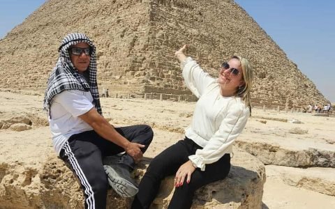Turistas visitando as Pirâmides de Gizé em tour guiado com explicações históricas no Egito guia local Ahmed Sabry +201204128282